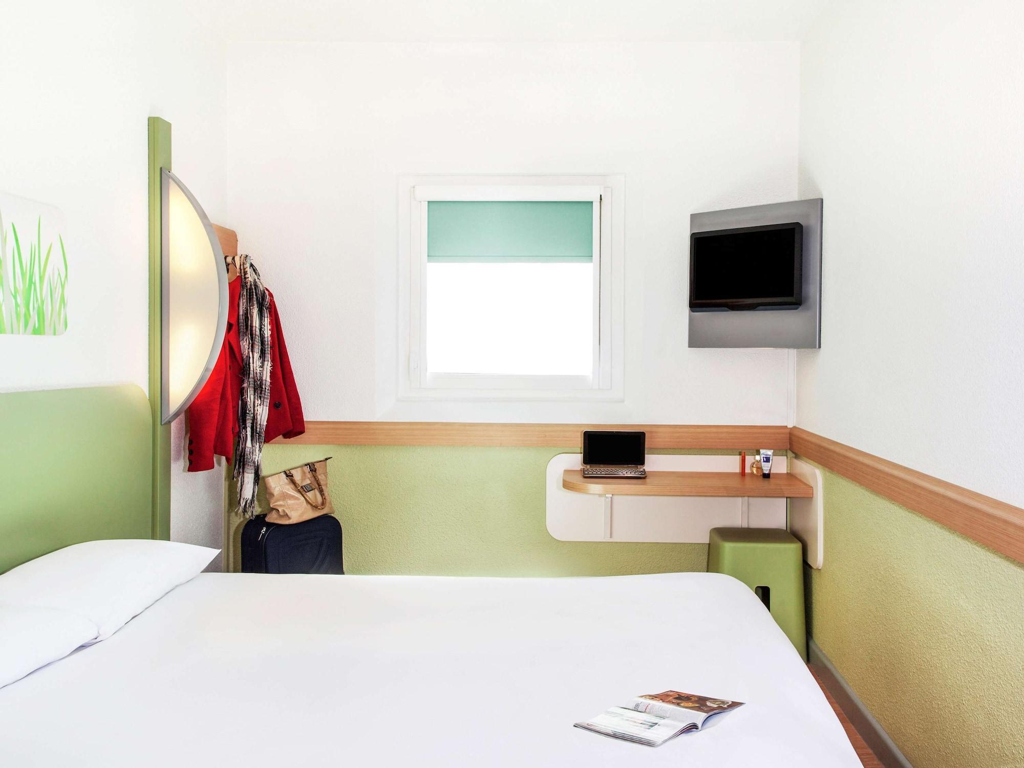 Ibis Budget London Hounslow Exterior photo