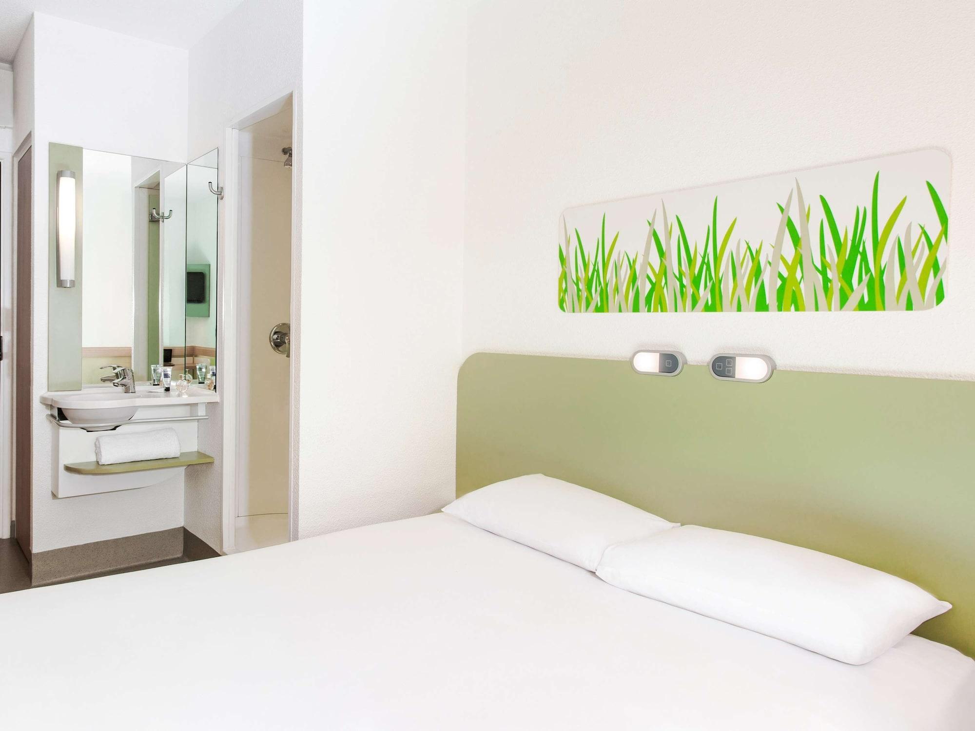 Ibis Budget London Hounslow Exterior photo