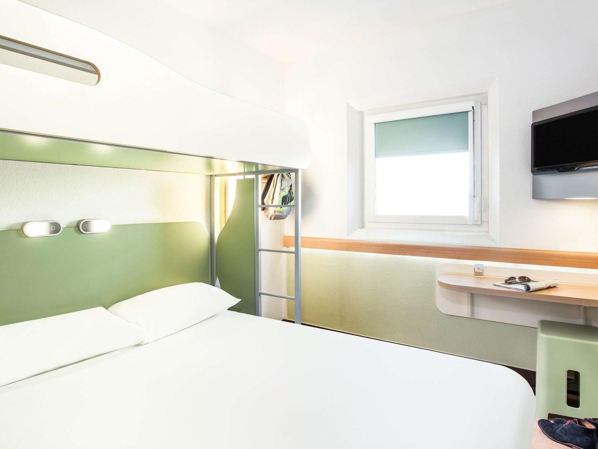 Ibis Budget London Hounslow Exterior photo