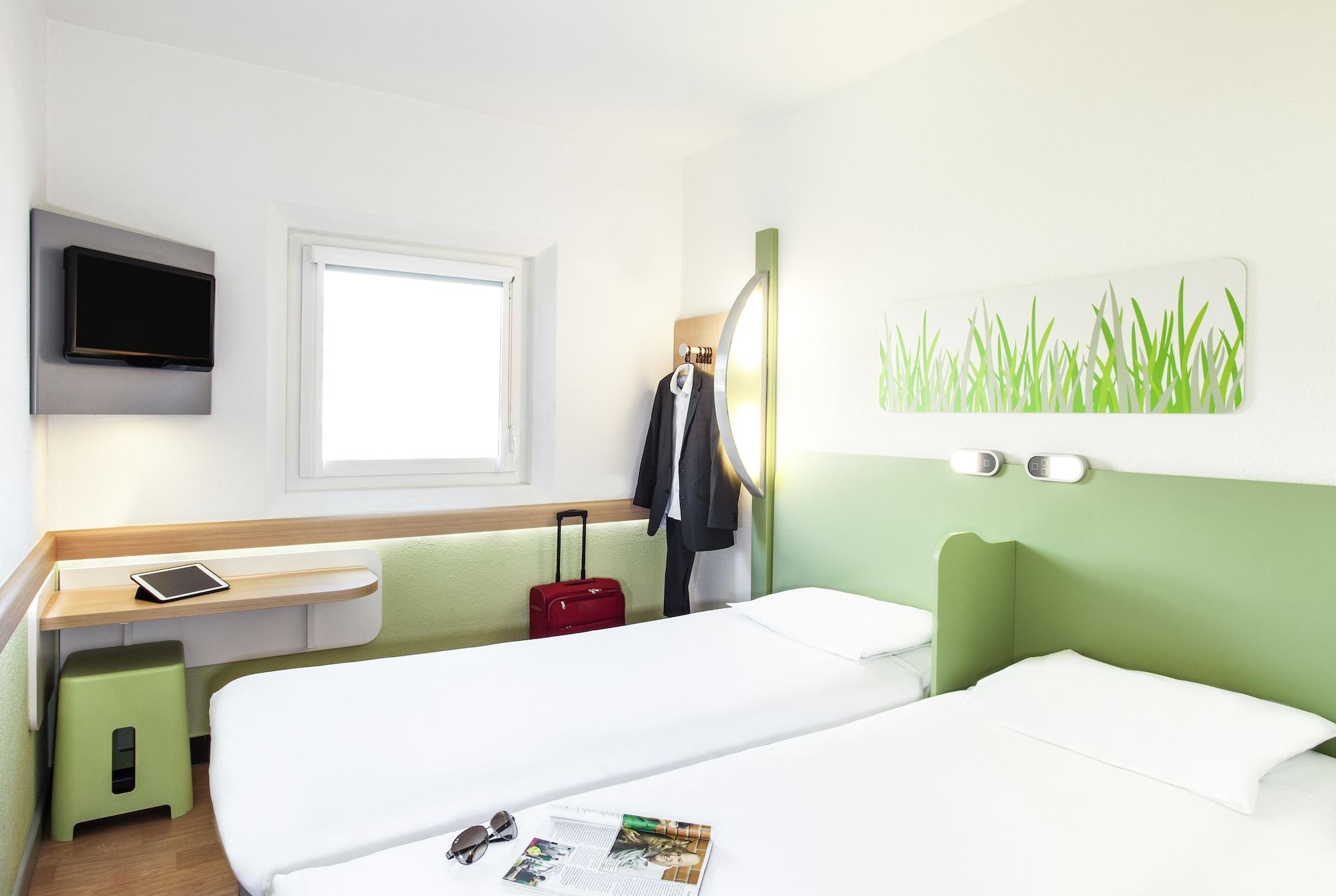Ibis Budget London Hounslow Exterior photo