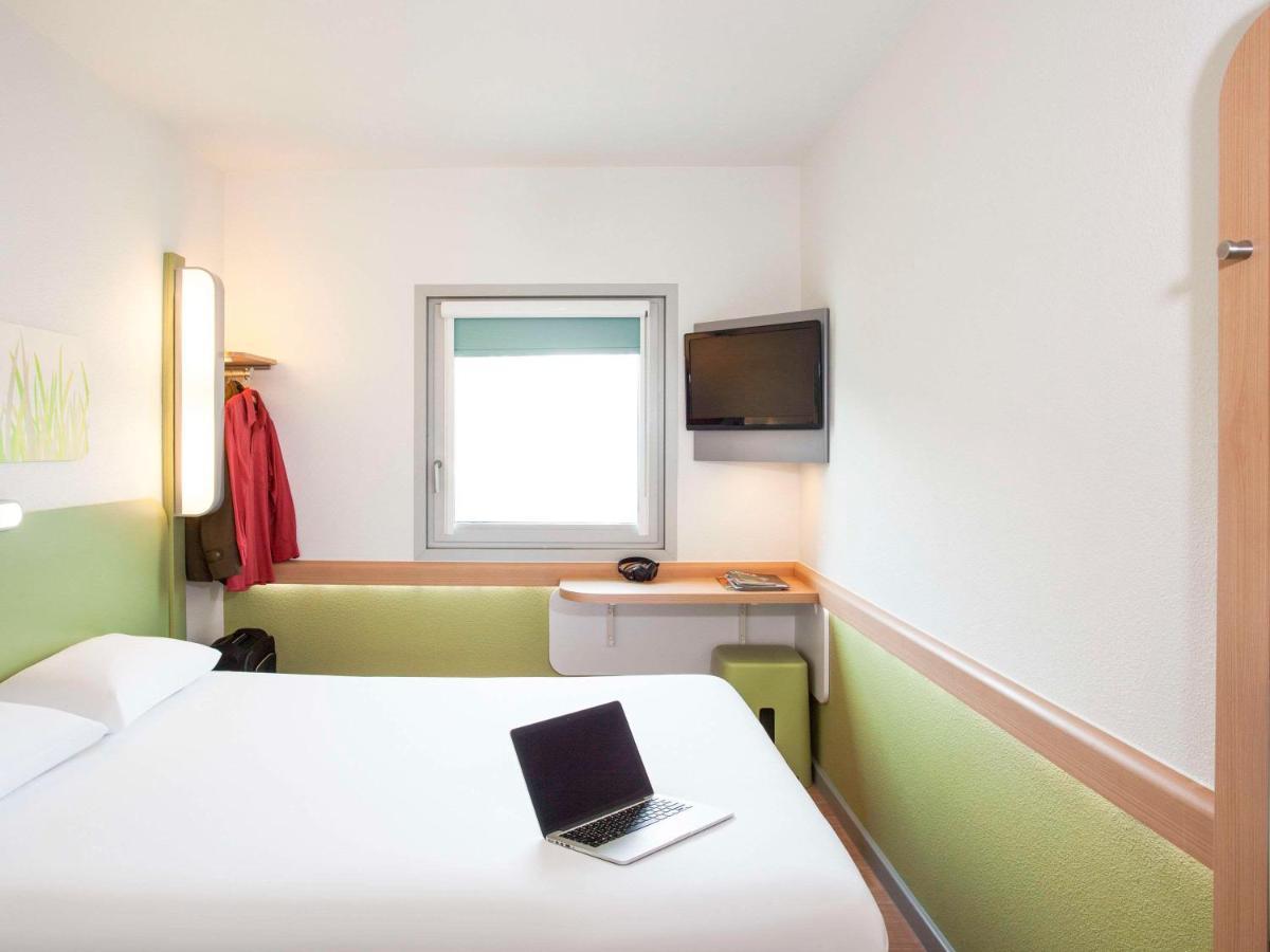 Ibis Budget London Hounslow Exterior photo