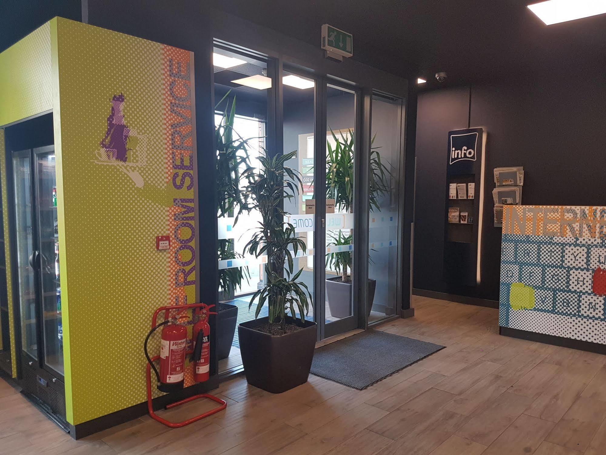Ibis Budget London Hounslow Exterior photo